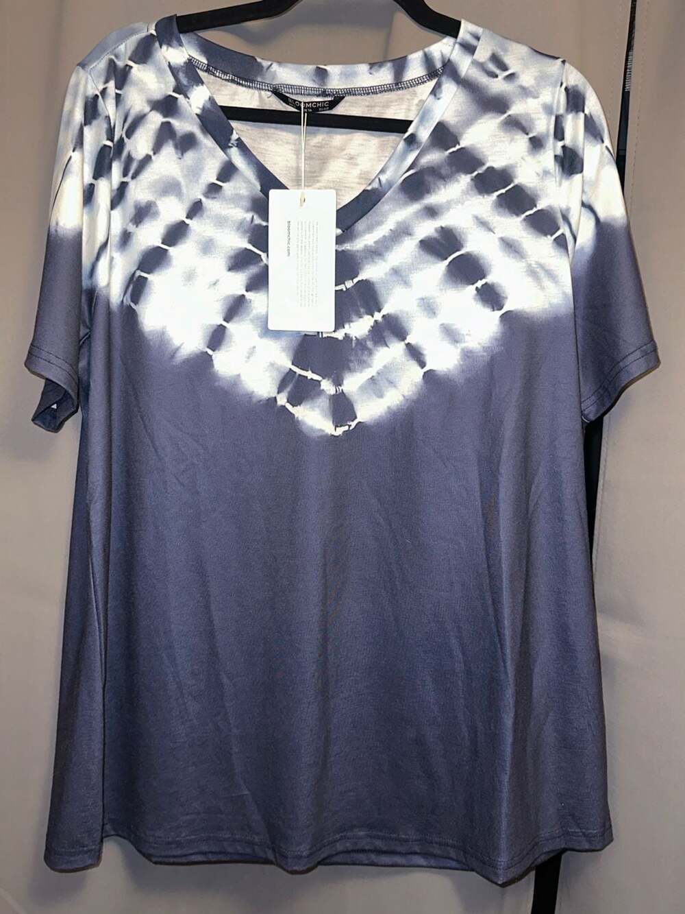 BloomChic Tie Dye V Neck T Shirt Top Size US 10 Medium top - Picture 3 of 4